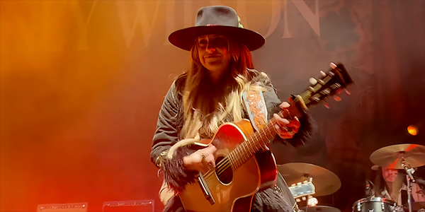 Image - Lainey Wilson Live Stage Show